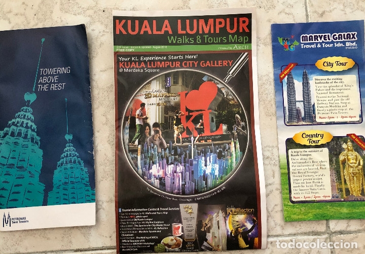 Brochures de tourisme: 3 folletos desplegables de Kuala Lumpur, Malasia. Torres Petronas, excursiones y mapa tur&iacute;stico.