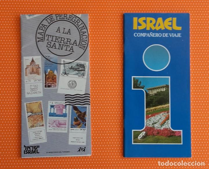 Brochures de tourisme: 2 FOLLETOS DE ISRAEL: COMPA&Ntilde;ERO DE VIAJE (48 P&Aacute;G). MAPA DE PEREGRINACI&Oacute;N A TIERRA SANTA (59 x 42 cm)