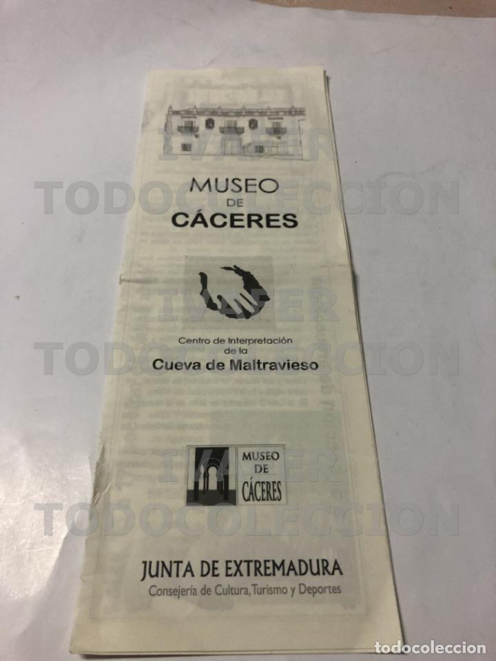 Folletos de turismo: FOLLETO GUIA MUSEO DE CACERES Y CENTRO DE INTERPRETACION DE LA CUEVA DE MALTRAVIESO, TRIPTICO LARGO