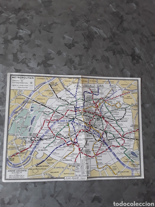 Tourismusbrosch&uuml;ren: Plano de metro de Par&iacute;s. En franc&eacute;s. 18 X 13,5 cm. Doblez.