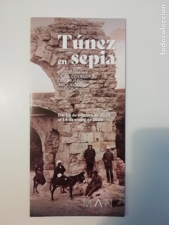 Folhetos de turismo: Folleto exposici&oacute;n T&uacute;nez en sepia Museo Arqueol&oacute;gico Nacional Madrid 2023 2024 Fotograf&iacute;a Patrimonio