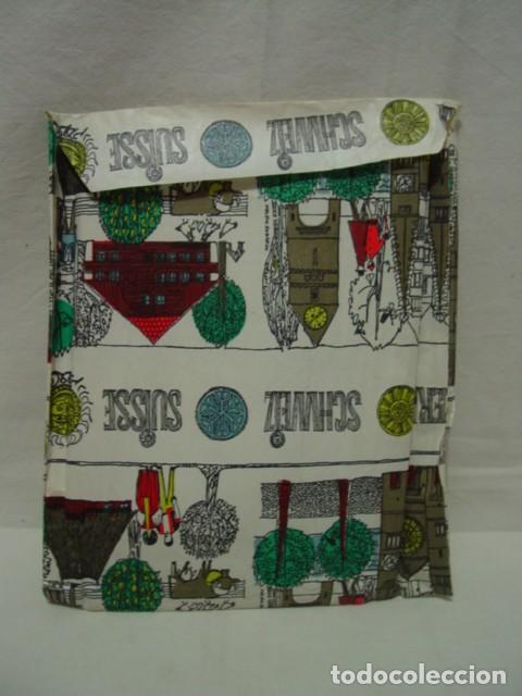 Travel Brochures: Un sobre vac&iacute;o de papel ilustrado. A&ntilde;os 70. Medida aproximada 24,2 X 21 Cm. (Alguna zona arrugada)