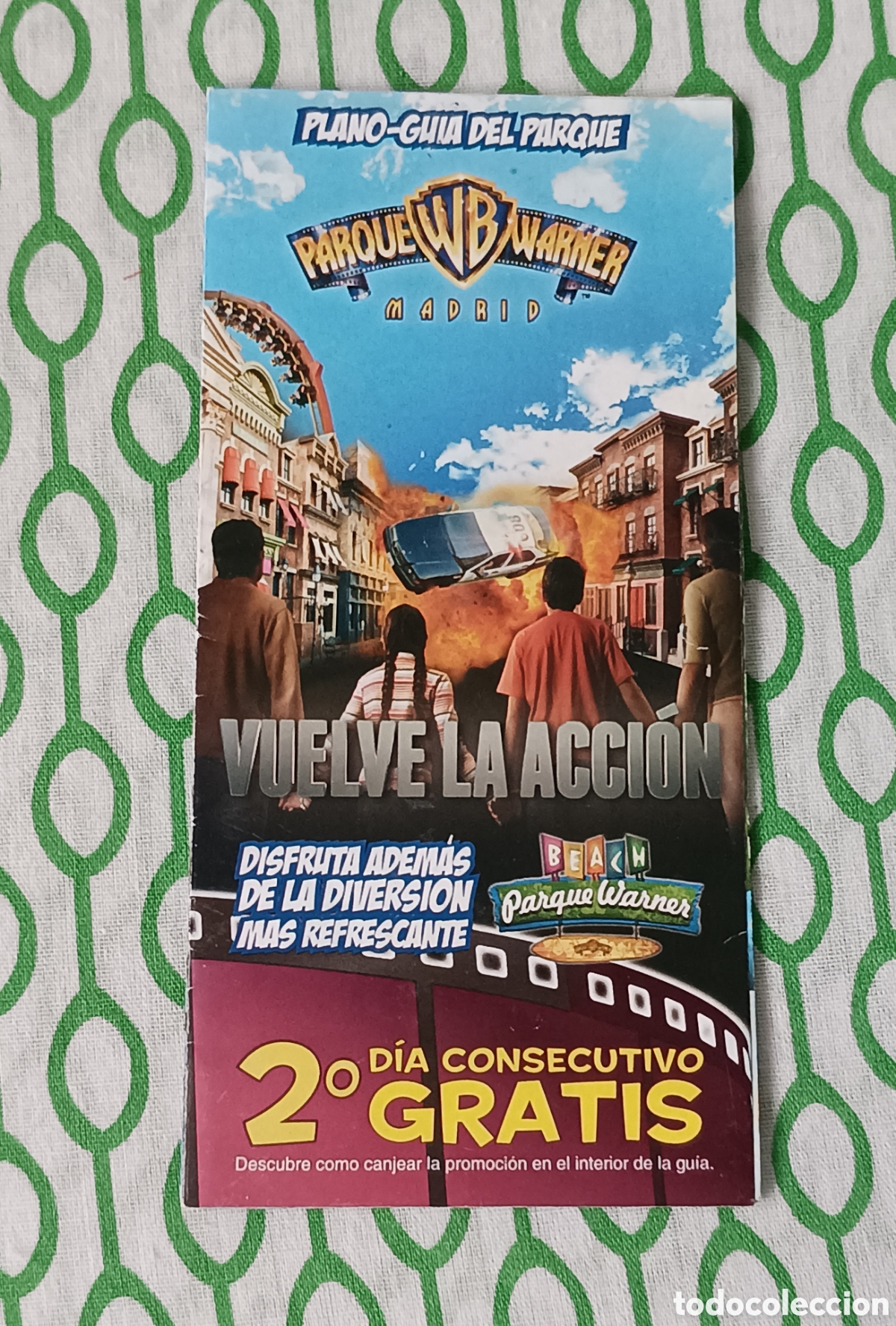 Folletos de turismo: Plano-gu&iacute;a del PARQUE WARNER, Madrid. Mapa desplegable con calendario 2015. Buen estado en general