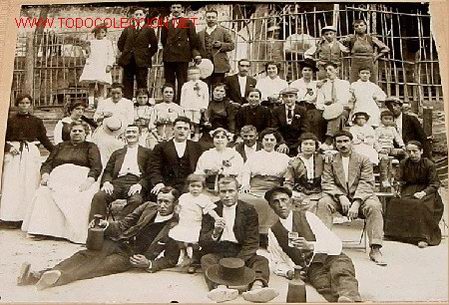 Fotografia antica: ANTIGUA FOTOGRAFIA DE UN GRUPO DE PERSONAS EN ALGUNA CIUDAD O PUEBLO ESPA&Ntilde;OL - PRINCIPIOS DE SIGLO -