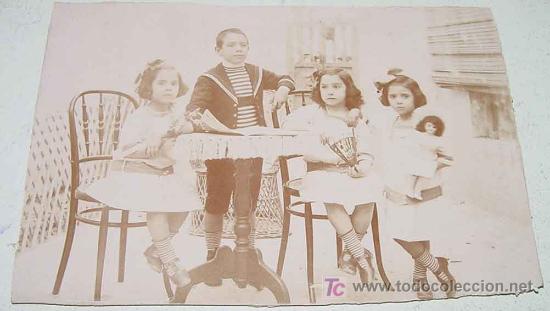 Fotograf&iacute;a antigua: ANTIGUA FOTOGRAFIA ALBUMINA DE NI&Ntilde;OS CON MU&Ntilde;ECA - MIDE 17 X 11,5 CMS.