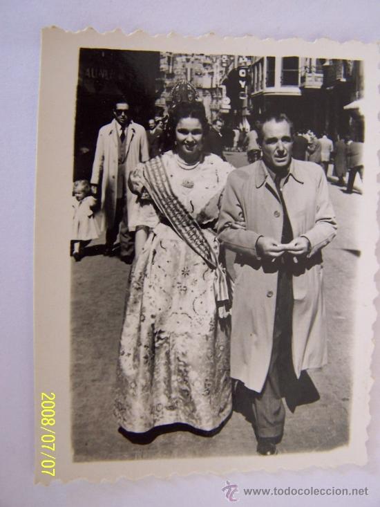 Antique Photography: ANTIGUA FOTO: FALLERA VALENCIANA-( 8.5 X 6.5 CM.)-FERN&Aacute;NDEZ RODRIGUEZ-VALENCIA-POSIBLEMENTE A&Ntilde;OS 40?
