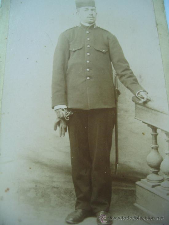 Fotograf&iacute;a antigua: Fotografia soldado(militar) posando en estudio con sable y puro prnc. s xx