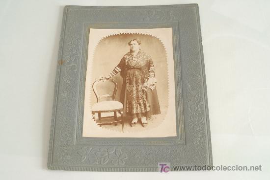 Fotografia antica: Fotograf&iacute;a de una mujer vestida de charra.