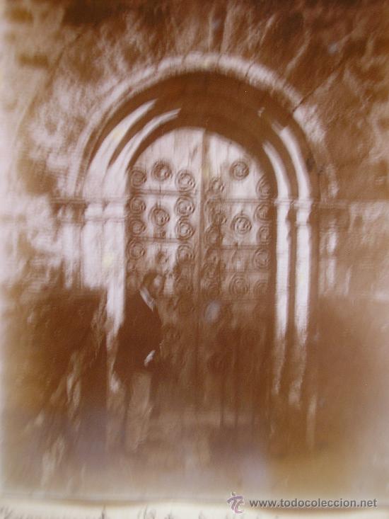 Fotografia antica: fotografia albumina tagamanent, puerta de la iglesia con hombre del pueblo