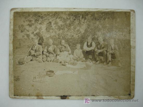 Fotografia antica: ALB&Uacute;MINA. COMIDA EN EL CAMPO. 17 X 12 CM.