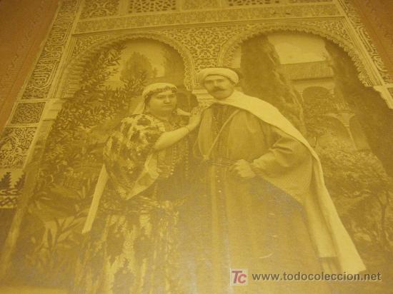 Antique Photography: FOTO DE PRINCIPIOS DE SIGLO DE UNA PAREJA NAZARI CON FONDO DECORADO DE LA ALHMABRA.