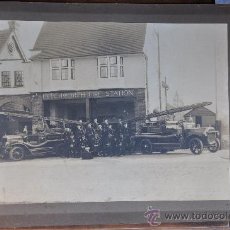 Fotografía antigua: ANTIGUA FOTOGRAFIA ORIGINAL BOMBEROS INGLESES CON COCHES DE 1925 APROX.. Lote 22210503
