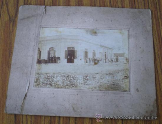 Antique Photography: Se aprecia edificio bajo, personajes, carro de paseo .. +/- 1900