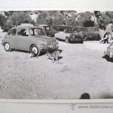 Fotografía antigua: FOTO DE SEAT 600 (REIMPRESION DE FOTO DE AÑOS 70, 8X11,5CM APROX)