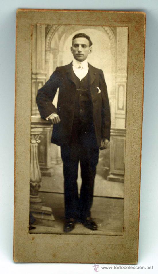 Antique Photography: Fotograf&iacute;a caballero traje posando estudio PP s XX sin nombre estudio