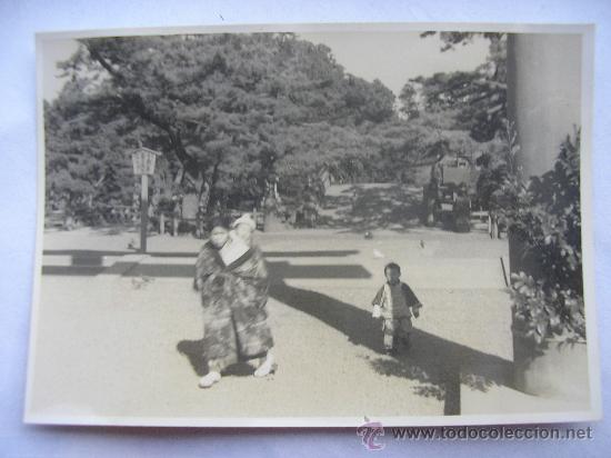 Fotografia antica: Mujer Japonesa con 2 hijos en frente de un templo en Kamakura