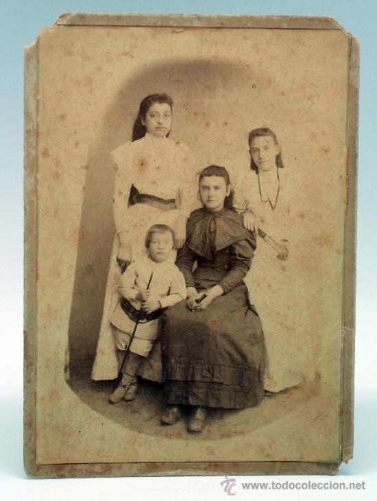 Fotografia antica: Fotograf&iacute;a familia 3 chicas y ni&ntilde;o posando moda &eacute;poca con abanicos sin nombre estudio Finales s XIX