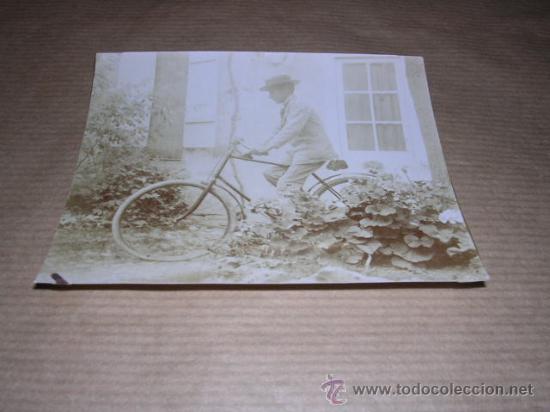 Fotograf&iacute;a antigua: CICLISMO FOTOGRAFIA ALBUMINA PERSONAJE CON BICICLETA 10X8,5 CM.