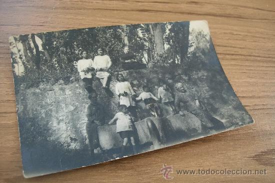 Fotografia antiga: ANTIGUA FOTOGRAF&Iacute;A-TARJETA POSTAL-: GRUPO DE PERSONAS EN FUENTE DE AGUA.- S/F. NI OTROS DATOS