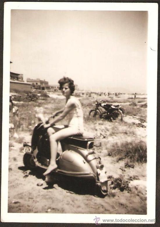 Fotograf&iacute;a antigua: CHICA EN VESPA.