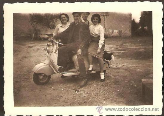 Fotograf&iacute;a antigua: FAMILIA Y VESPA