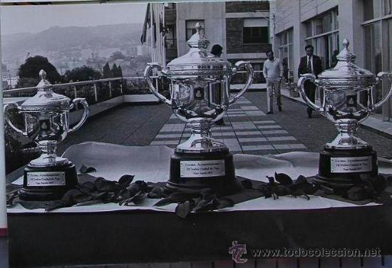 Antique Photography: FOTOGRAFIA ORIGINAL DE CAMESELLE - FARO DE VIGO - 1977 - TROFEO CIUDAD DE VIGO - FUTBOL