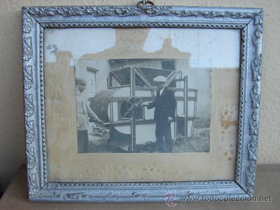 Antique Photography: ANTIGUA FOTOGRAFIA CON MARCO DE LA EPOCA. AGRICULTORES CON MAQUINA DE LIMPIAR