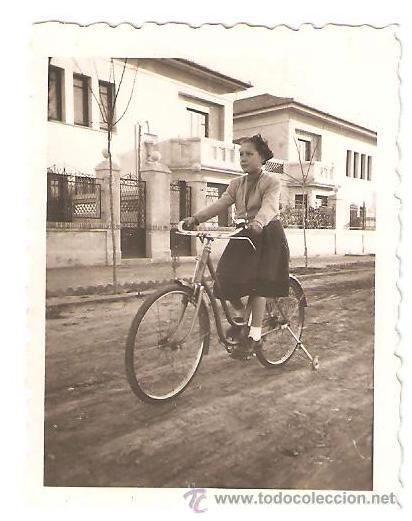 Fotograf&iacute;a antigua: JOVEN SOBRE ANTIGUA BICICLETA. PEQUE&Ntilde;A FOTO DE 6 X 4,6 CMS.