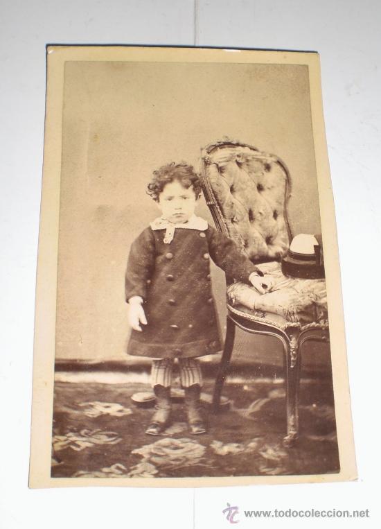 Antique Photography: Antigua fotograf&iacute;a. S.XIX. Alb&uacute;mina. Ni&ntilde;a vestida de &eacute;poca.