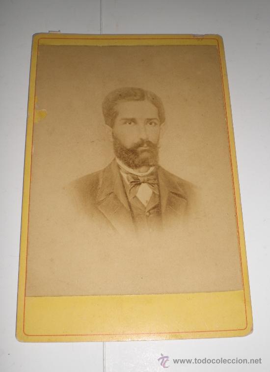 Antique Photography: Antigua fotograf&iacute;a. Retrato. Alb&uacute;mina. Hombre vestido de &eacute;poca.