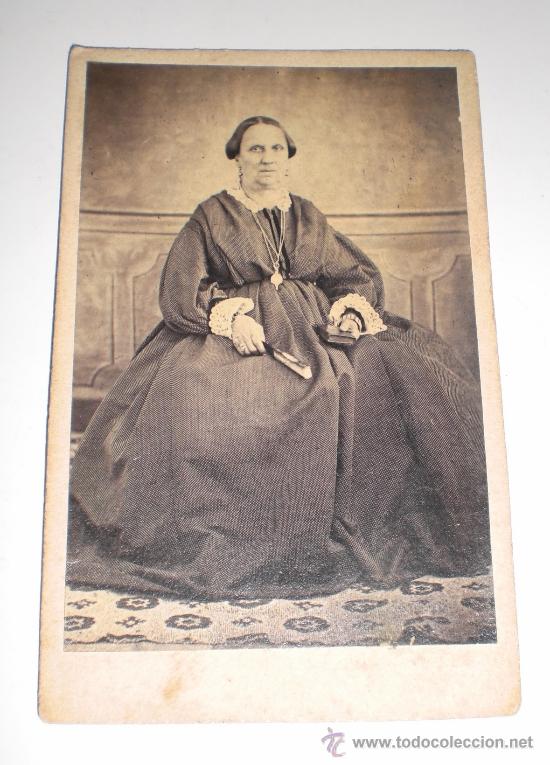Fotografia antiga: Antigua fotograf&iacute;a. Siglo XIX. Alb&uacute;mina. Mujer vestida de &eacute;poca.