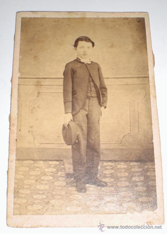 Fotografia antiga: Antigua fotograf&iacute;a. Siglo XIX. Alb&uacute;mina. Ni&ntilde;o vestido de &eacute;poca.