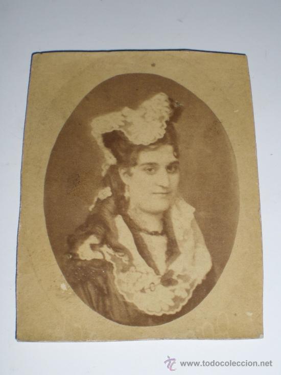 Fotografia antica: Antigua fotograf&iacute;a. Siglo XIX. Alb&uacute;mina. Mujer vestida de &eacute;poca.