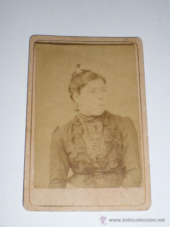 Fotografia antica: Antigua fotograf&iacute;a. Siglo XIX. Alb&uacute;mina. Mujer vestida de &eacute;poca.