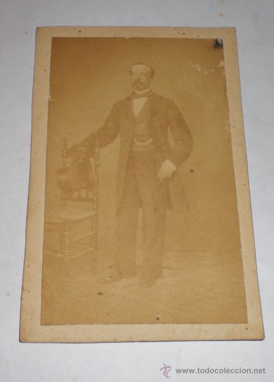 Fotografia antica: Antigua fotograf&iacute;a. Siglo XIX. Alb&uacute;mina. Hombre vestido de &eacute;poca.