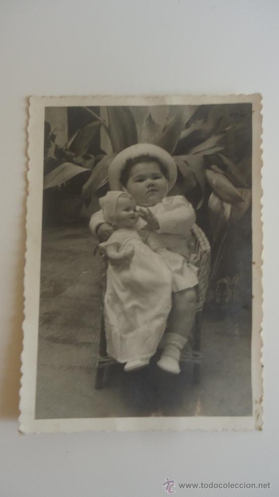 Fotograf&iacute;a antigua: NI&Ntilde;A CON MU&Ntilde;ECA ANTIGUA, C&Oacute;RDOBA, 1955, TEJADA