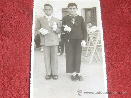 Fotografia antiga: FOTO NUM. 63 :MARAVILLOSA FOTOGRAF&Iacute;A TROQUELADA DE DOS NI&Ntilde;OS CON TRAJE DE COMUNI&Oacute;N.A&Ntilde;OS 50.VER FOTOS