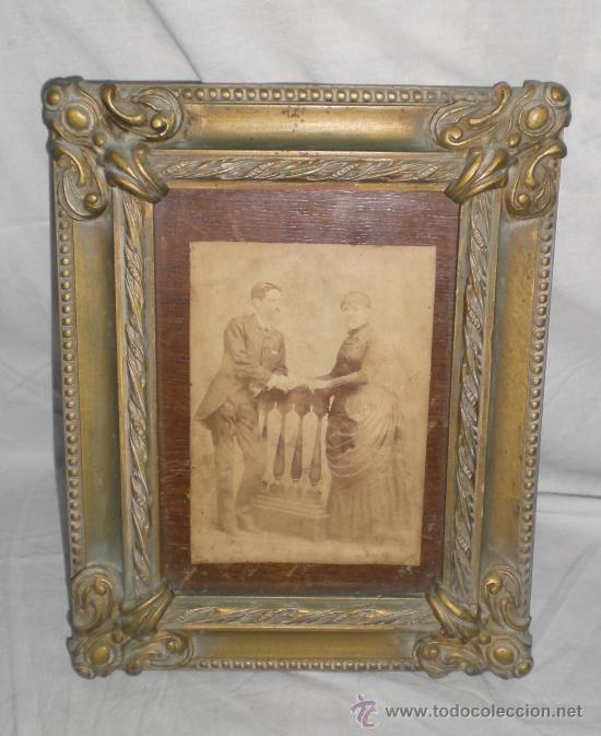 Fotografia antica: Antigua fotograf&iacute;a S. XIX. Alb&uacute;mina. Marco de madera antiguo. Personajes vestidos de &eacute;poca.