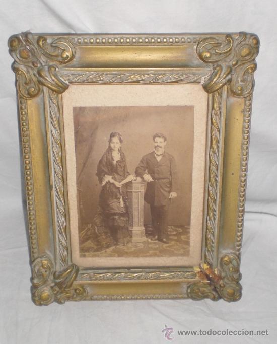 Fotografia antica: Antigua fotograf&iacute;a S. XIX. Alb&uacute;mina. Marco de madera antiguo. Personajes vestidos de &eacute;poca.