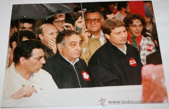 Fotografia antica: FOTOGRAFIA ORIGINAL EFE - SECRETARIOS DE UGT Y CC.OO NICOLAS REDONDO Y A. GUTIERREZ EN MANIFESTACION
