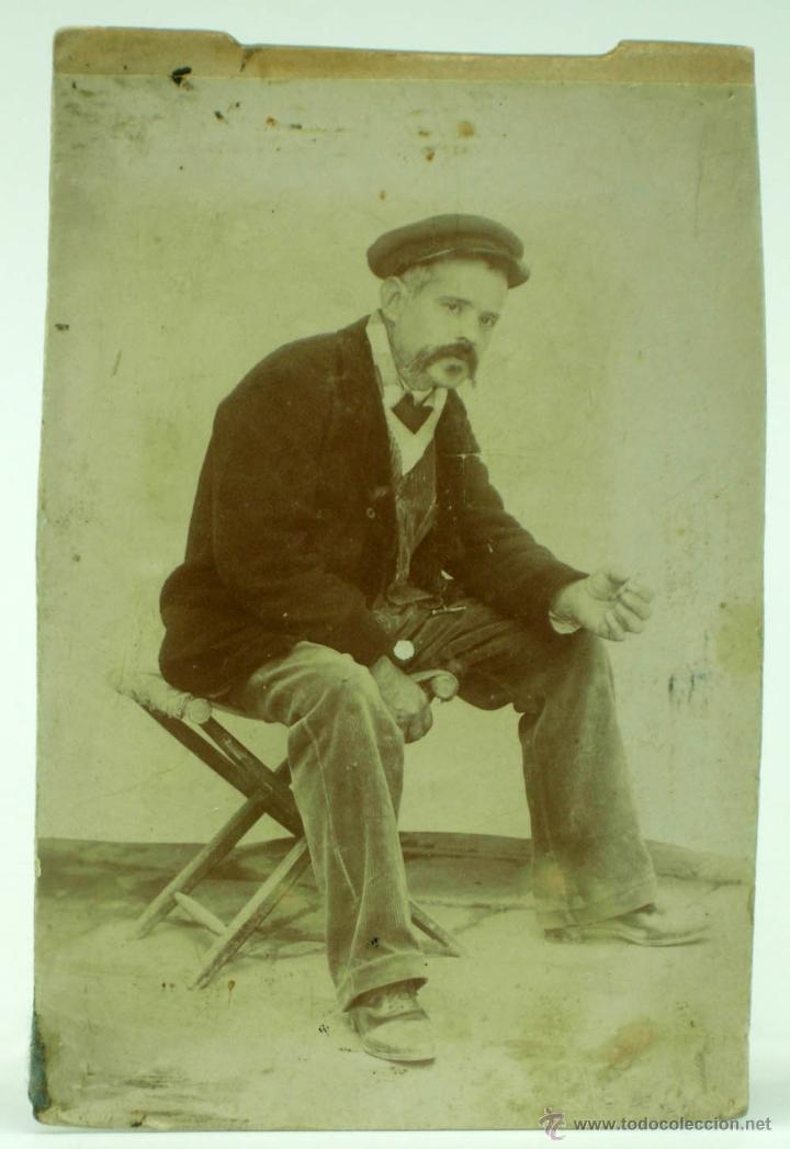 Fotograf&iacute;a antigua: Fotograf&iacute;a costumbrista hombre sentado oficio gorra fumando PP s XX