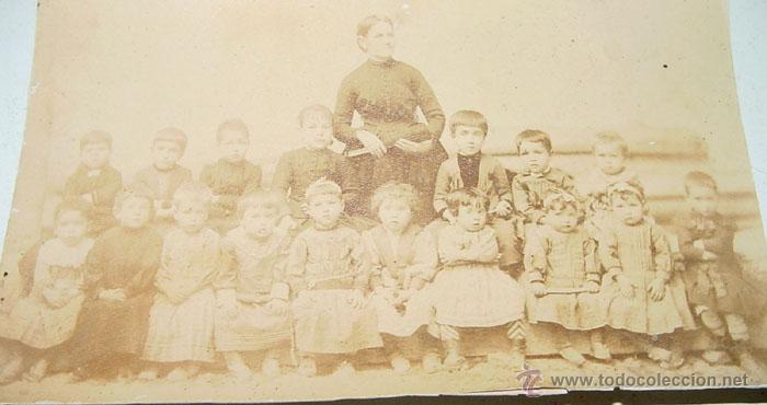Alte Fotografie: ANTIGUA FOTOGRAFIA ORIGINAL ALBUMINA DE NI&Ntilde;OS CASI BEBES EN EL COLEGIO CON SU PROFESORA -. FINALES D