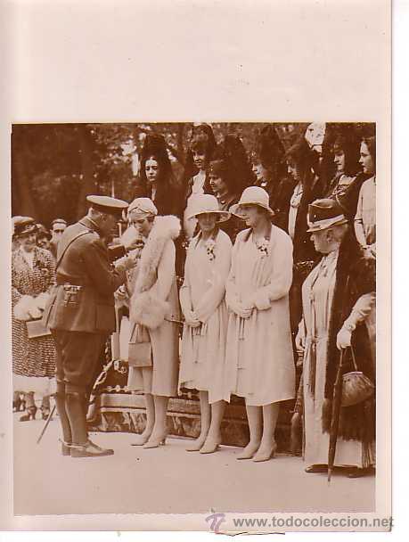 Fotografia antica: ANTIGUA FOTOGRAFIA ORIGINAL DE LA REINA VICTORIA EUGENIA CON SUS DOS HIJAS SIENDO CONDECORADA CON LA
