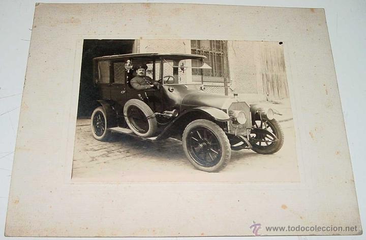 Fotografia antica: ANTIGUA FOTOGRAFIA DE COCHE LIMUSINA  CON CHOFER - MIDE INCLUIDO EL PASPARTOUT 25,5 X 21 CMS.