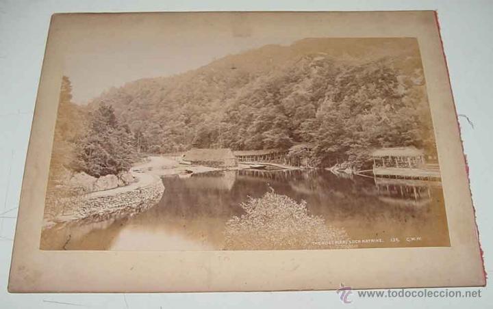 Fotografia antica: ANTIGUA FOTOGRAFIA ALBUMINA 1880 APROX. DE ESCOCIA, LAGO KATRINE EL MUELLE DEL BARCO - 139 G.W.W. A