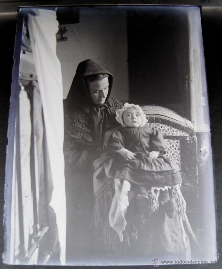 Antique Photography: ANTIGUA FOTOGRAFIA NEGATIVO EN CRISTAL POST MORTEM DE NI&Ntilde;O MUERTO O CADAVER JUNTO CON SU MADRE - VER