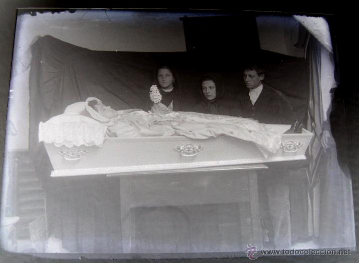 Antique Photography: ANTIGUA FOTOGRAFIA NEGATIVO EN CRISTAL POST MORTEM DE MUJER O NI&Ntilde;A MUERTA O CADAVER JUNTO CON SUS HE
