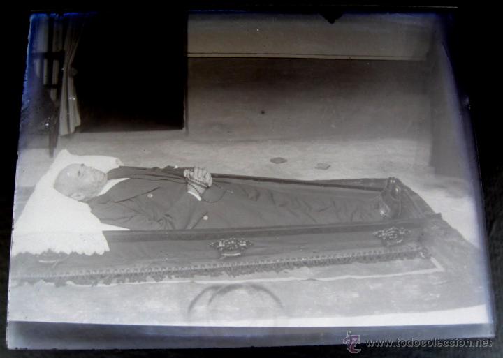 Antique Photography: ANTIGUA FOTOGRAFIA NEGATIVO EN CRISTAL POST MORTEM DE HOMBRE MUERTO O CADAVER - VER LAS FOTOS QUE HE