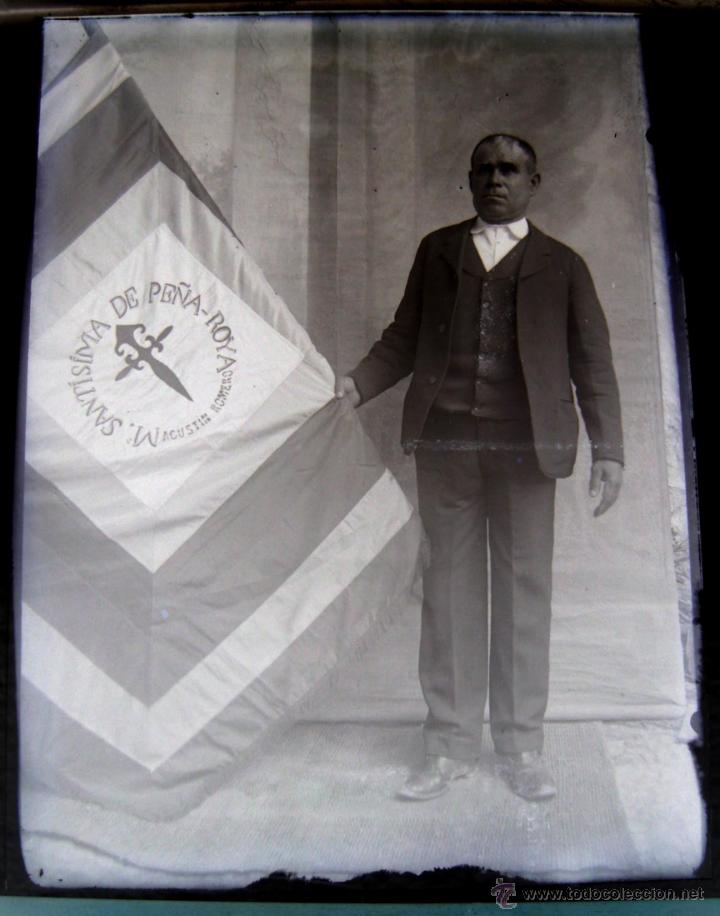 Fotografia antica: ANTIGUA FOTOGRAFIA NEGATIVO EN CRISTAL DE SE&Ntilde;OR CON LA BANDERA DE M. SANTISIMA DE PE&Ntilde;A-ROYA, AGUSTIN
