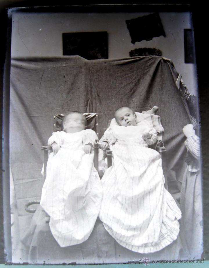 Fotografia antica: ANTIGUA FOTOGRAFIA NEGATIVO EN CRISTAL DE NI&Ntilde;OS MELLIZOS - VER LAS FOTOS QUE HEMOS POSITIVADO, EL OR